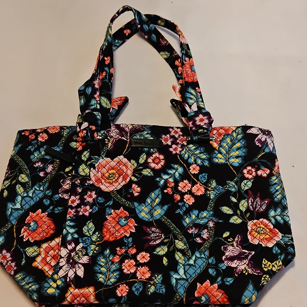 Vera Bradley Hadley East West Tote In Vines Floral